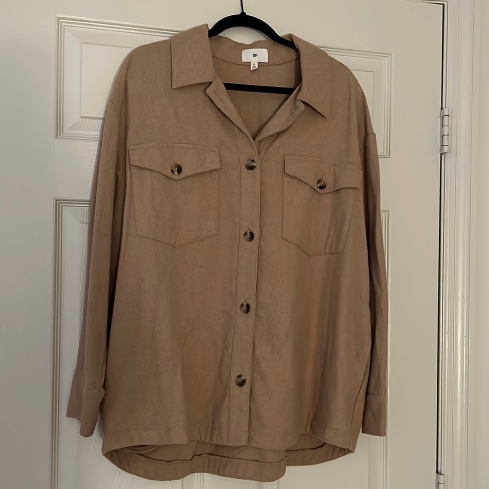 BP Nordstrom lightweight shirt jacket with two front pockets and button detail